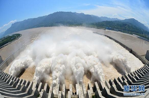 镜头实拍三峡水库今年首次开闸泄洪 场面壮观 --山西