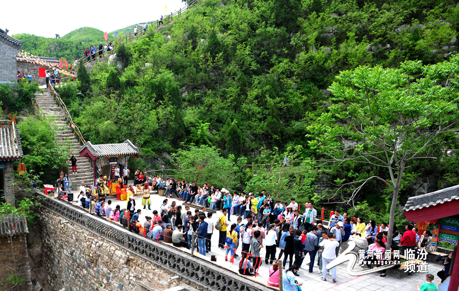 被誉为"晋南仙山,龙澍福地"的襄汾县龙澍峪风景区,停车场爆满,游人如