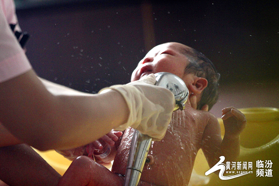 视觉临汾:临汾三院新生儿首次沐浴 迎接生命洗礼|临汾三院